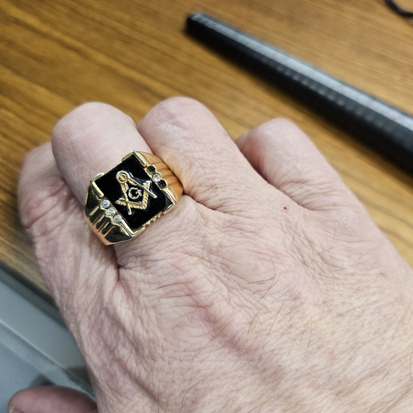 Gold and Black Masonic Ring - Picture 4 of 13